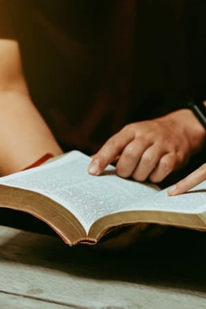 Integrar Bíblia, história, filosofia, gestão e ética