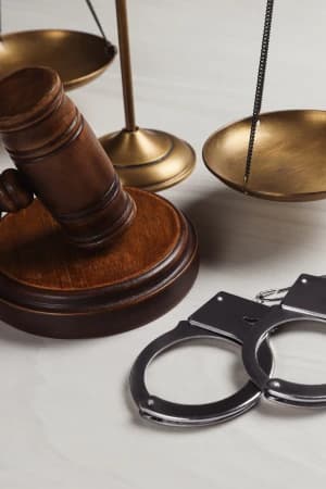 Interpretar e aplicar leis penais em casos reais