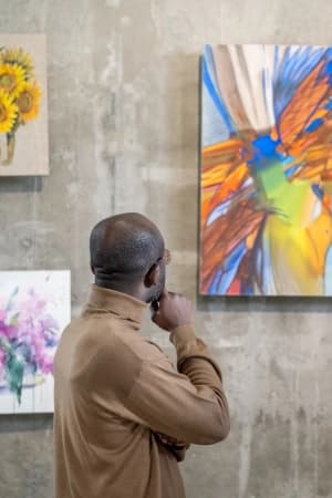 Integrar fotografia, tipografia, cor e narrativa