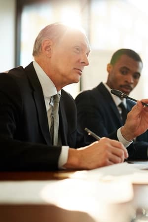 Compreender teorias e ideologias que moldam regimes