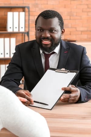 Analisar e solucionar casos com lei e jurisprudência