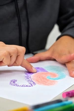 Promover expressão, inclusão e bem-estar pela arte