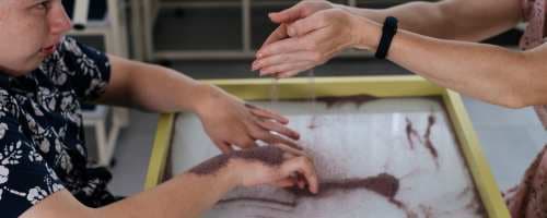 O que é sandplay e como desenvolver a técnica na arteterapia?