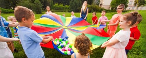 Como jogos simbólicos ajudam no desenvolvimento infantil