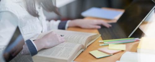 TCC é obrigatório na pós-graduação EaD? Saiba como funcionam as regras atuais