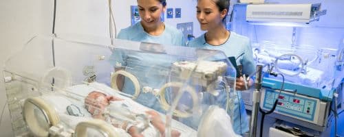 O papel do enfermeiro no cuidado intensivo neonatal: desafios e competências essenciais