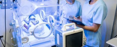 Enfermagem Neonatal: desafios e competências necessárias para o cuidado intensivo