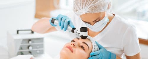 O que faz um enfermeiro dermatologista e onde pode atuar?