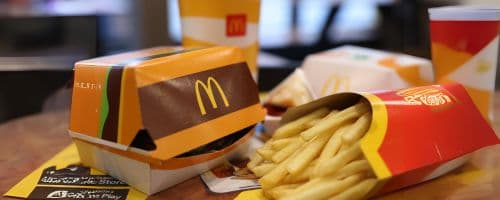 Rede de fast food causa surto da bactéria E. coli nos EUA; Entenda