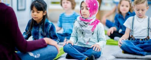 Educadores do Rio de Janeiro buscam formação em meditação para atuação em escolas públicas