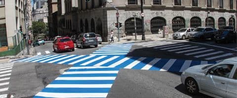 CET instala novo modelo de faixa de pedestre em São Paulo