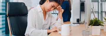 Como as empresas podem ajudar a prevenir o estresse e a síndrome de burnout entre seus funcionários?
