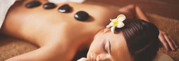 A massagem com pedras quentes e os benefícios para o nosso organismo