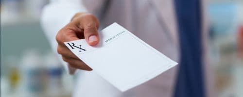 Farmácias podem vender antibióticos prescritos por enfermeiros, reforça Anvisa